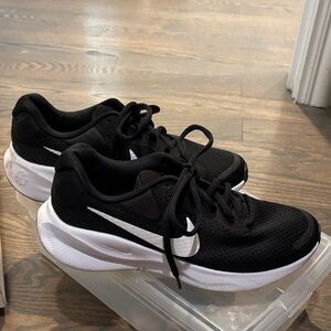 Nike Women’s Black and White Running Sneakers, size 6.5
